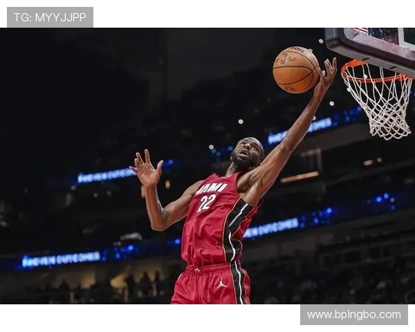 维金斯突破掩护打出高效得分，提升勇士关键时刻进攻威胁